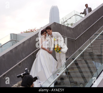 Ein frisch vermählte Paar posieren für Fotos in Hong Kong Stockfoto