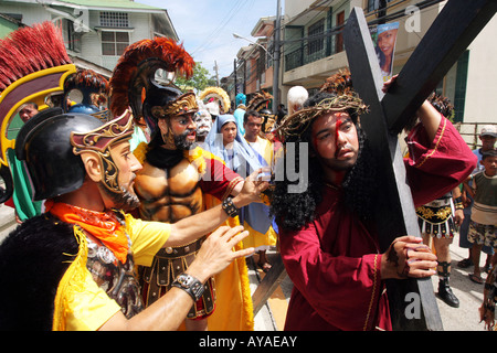 Philippinen, Osterprozession auf Moriones Festival am Karfreitag. Jesus trägt das Kreuz im Wege der Kreuz Prozession Stockfoto