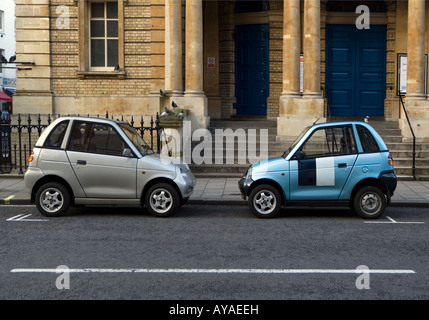 Zwei Autos, ein Parkplatz-London Stockfoto