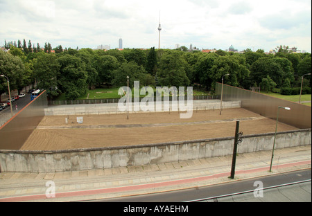 Schauen unten an der Bernauer Straße von der Berliner Mauer Dokumentationszentrum eine Fläche erhalten, wie es zwischen 1961 bis 1989 war. Stockfoto