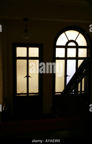 Blick zum alten Fenster durch einen Flur in das berühmte Peace Hotel Stockfoto