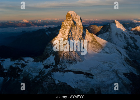 Beeindruckende Luftaufnahme der Sonnenaufgang über dem klassischen Matterhorn in der Schweiz Stockfoto