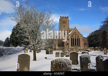 Der Kirchhof in Northleach in Cotswold April morgens nach einer Nacht Schnee Stockfoto