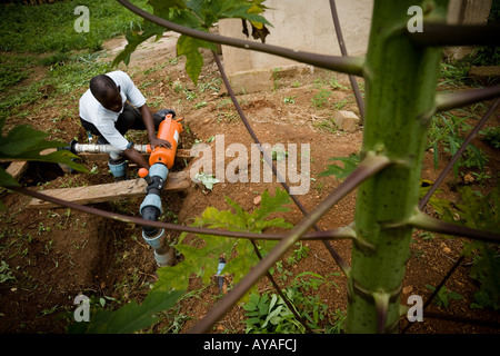 Mann überprüfen Ventile auf landwirtschaftliche Bewässerung-system Stockfoto