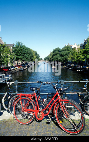 Fahrräder auf einer Brücke über den Kanal der Prinsengracht in Jordaan Amsterdam Stockfoto
