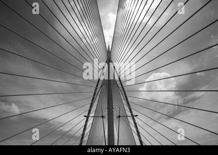 Malaysia Kuala Lumpur konvergierenden Kabel und Masten von Putrajaya Brücke 8 im Zentrum der neuen administrativen Hauptstadt Stockfoto