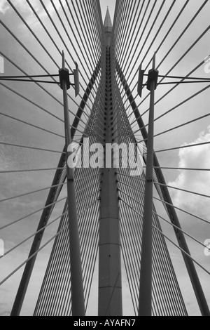 Malaysia Kuala Lumpur konvergierenden Kabel und Masten von Putrajaya Brücke 8 im Zentrum der neuen administrativen Hauptstadt Stockfoto