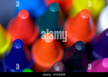 farbigen Wachs Buntstifte Tipps entwerfen Kunst Zeichnung Material Kinder Färbung Stockfoto