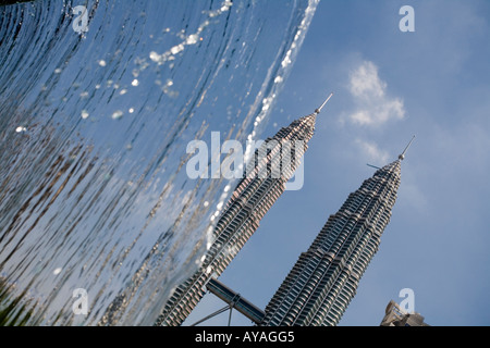 Malaysia Kuala Lumpur fallen Wasser aus Brunnen in KLCC Park in der Nähe der Petronas Towers am Sommermorgen Stockfoto