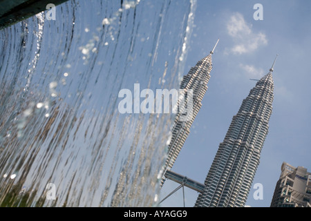 Malaysia Kuala Lumpur fallen Wasser aus Brunnen in KLCC Park in der Nähe der Petronas Towers am Sommermorgen Stockfoto