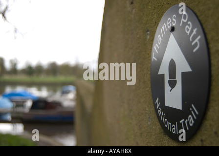 Melden Sie für die Themse-Pfad auf die Themse und national Trail in Twickenham, Middlesex, in der Nähe von London, england Stockfoto