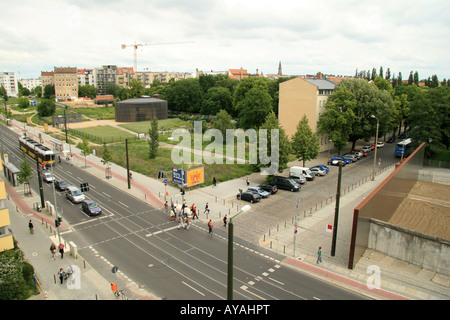 Schauen unten an der Bernauer Straße von das Dokumentationszentrum Berliner Mauer auf einer Fläche von No Mans Land. Stockfoto