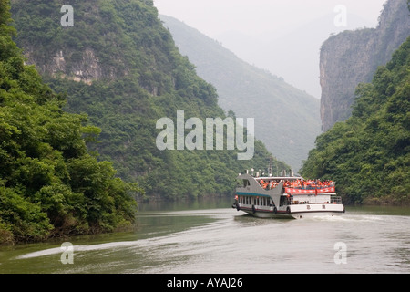 Chinesische Ausflug-unter touristischen flussaufwärts Shenneng Nebenfluss des Jangtse in China Stockfoto