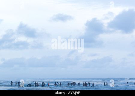 Menschen schwimmen am Strand von Points, Accra, Ghana Stockfoto