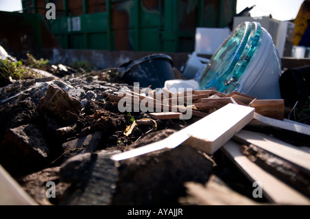 Allgemeine Gartenabfälle, Holz Erde, Schlamm und eine Toilette in einem Müllcontainer Stockfoto