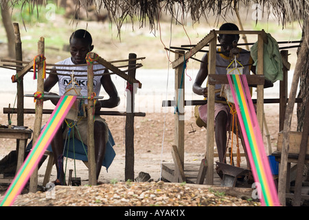 Männer weben Kente Tuch Ghana Stockfoto