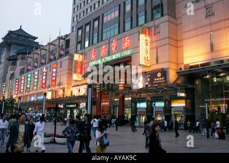 Exklusiven Einkaufsviertel an der Wangfujing Street in Peking China Stockfoto