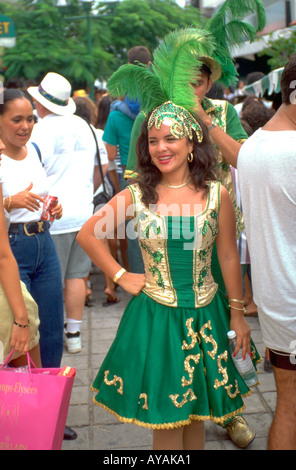 Tänzerin im grünen Kostüm Alter von 23 Jahren bei der street Parade. Cozumel Mexiko Stockfoto