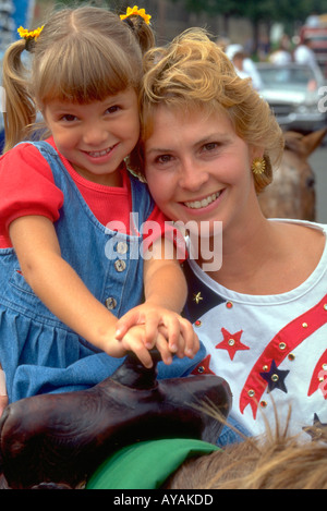 Mutter und Tochter Alter 35 und 5 an der West End-Parade. St Paul Minnesota USA Stockfoto