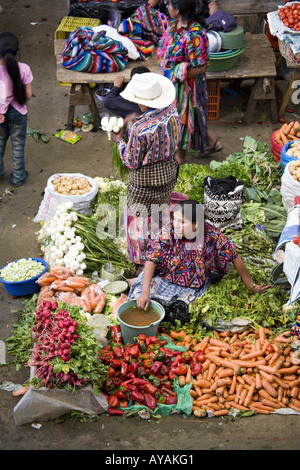 GUATEMALA CHICHICASTENANGO eine Draufsicht des großen indoor indigenen Gemüsemarktes in Chichicastenango Stockfoto