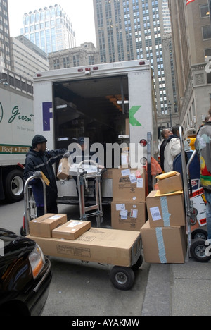Mitarbeiter von FedEx Sortieren Pakete für die Lieferung in Midtown Manhattan in New York City Stockfoto
