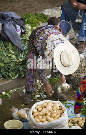 GUATEMALA CHICHICASTENANGO eine Draufsicht des großen indoor indigenen Gemüsemarktes in Chichicastenango Stockfoto