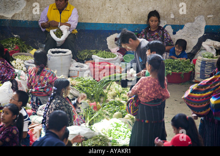 GUATEMALA CHICHICASTENANGO eine Draufsicht des großen indoor indigenen Gemüsemarktes in Chichicastenango Stockfoto