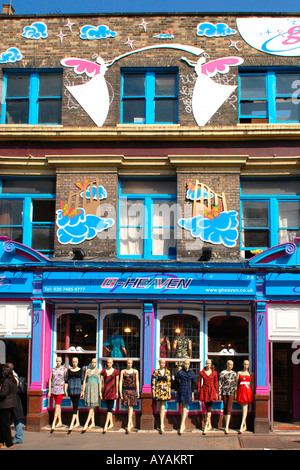 London Camden Town Markt G-Himmel Kleidung Boutique mit Fenster Darstellungsmodelle auf Bürgersteig & Dekorationen auf Gebäude Stockfoto