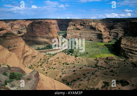 Ein Blick auf den erodierten Canyonwänden Riverbed und Sandstein des Canyon de Chelly Stockfoto