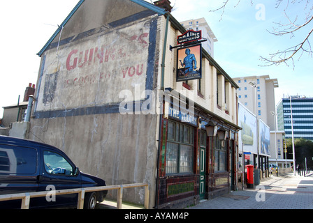 Vulcan Inn Public House Cardiff angezeigt, auf der Giebelseite, ein Guinness advert pre Advertising Standards Tage 2664 Stockfoto