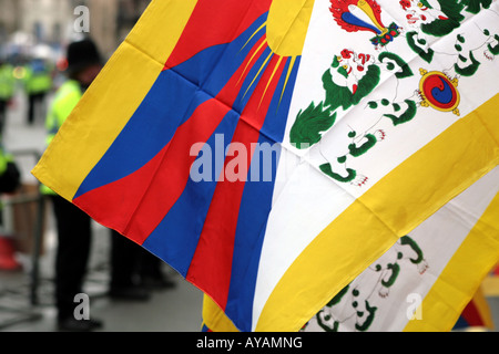 Flagge Tibets fliegt bei Demonstration in Whitehall während der Passage der Olympischen Fackel durch London Stockfoto