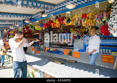 Kirmes Gewehrschießen Attraktion mit Person scheinbar gelangweilt damit verbundenen Frauenau Deutschland schießen Stockfoto