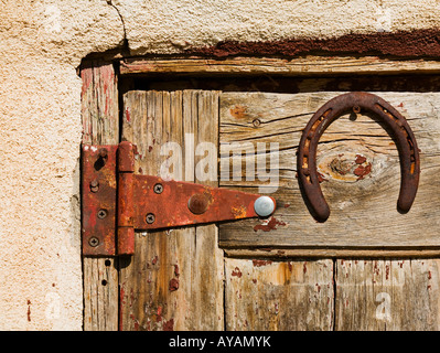 Hufeisen auf alte Holztür Stockfoto