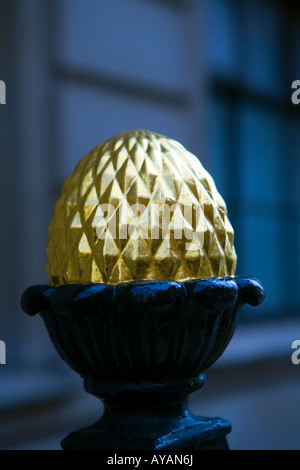 Goldene Ananas oder Eichel Verschönerung auf Geländer London Stockfoto