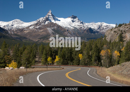 Wyoming State Highway 212 nähert sich der Nordosten Eingang des Yellowstone National Park unter Pilot und Index-Gipfel Stockfoto