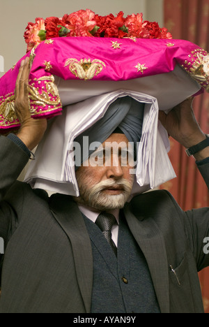 Sikh tragen heiliges Buch im inneren Tempels beim Festival von Vaisakhi Sri Guru Singh Sabha Hounslow Middlesex UK März 2008 Stockfoto