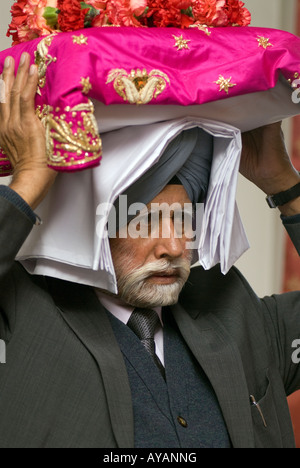 Sikh tragen heiliges Buch im inneren Tempels beim Festival von Vaisakhi Sri Guru Singh Sabha Hounslow Middlesex UK März 2008 Stockfoto