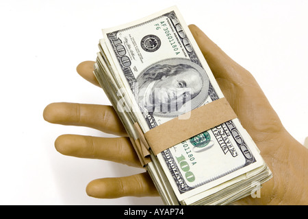 Hand mit Packungen 100 Dollar bills US-Konzept Stockfoto