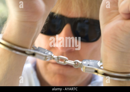 verhaftete Mann Handschellen anzeigen Stockfoto