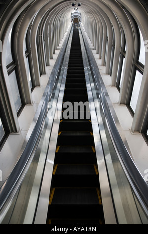 "Glas umhüllt Rolltreppe beim Umeda Sky Building Osaka Japan" Stockfoto