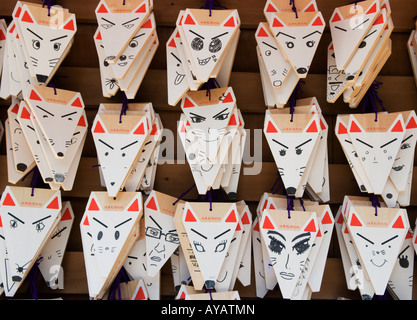 "Omikuji Holzblöcke mit wünschen in Form eines Fuchses im Fushimi Inari Kyoto Japan" Stockfoto