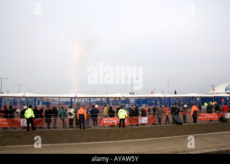 Feuerwerk wird als die Olympische Fackel in der Greenwich kommt dock am Ende der Olympischen Fackel-Prozession. Stockfoto