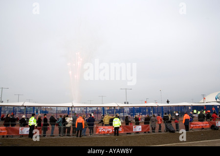 Feuerwerk wird als die Olympische Fackel in der Greenwich kommt dock am Ende der Olympischen Fackel-Prozession. Stockfoto