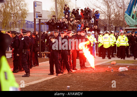 Feuerwerk am Ende der Olympischen Fackel Prozession durch London. Die Fackel wird von einer großen Gruppe von Polizei bewacht wird. Stockfoto