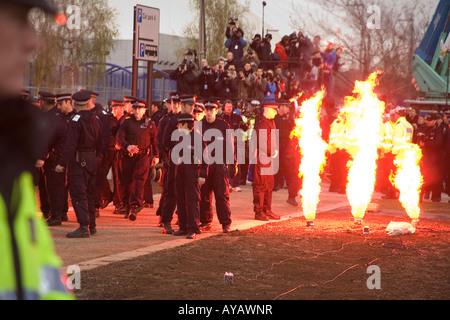 Feuerwerk am Ende der Olympischen Fackel Prozession durch London. Die Fackel wird von einer großen Gruppe von Polizei bewacht wird. Stockfoto