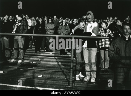 Ein junges Paar huddle zusammen für Wärme auf den Terrassen der Ayresome Park Middlesbrough 2 Oldham Athletic 3 22. März 1993 Stockfoto