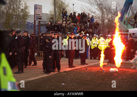 Feuerwerk am Ende der Olympischen Fackel Prozession durch London. Die Fackel wird von einer großen Gruppe von Polizei bewacht wird. Stockfoto