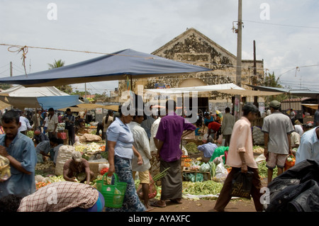 Speisen und Produkte für den Verkauf auf dem Markt in Negombo, in der Nähe von Colombo, Sri Lanka. Stockfoto