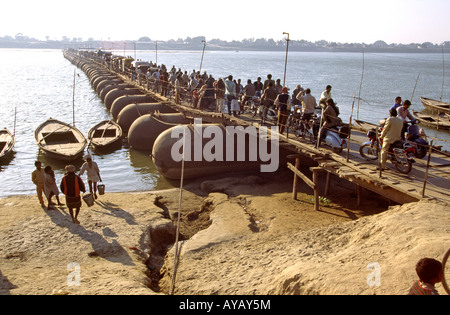 Uttar Pradesh Varanasi in Indien Schwerverkehr auf Ponton-Brücke über den Ganges bei Ram Nagar Stockfoto