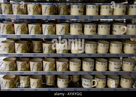 Mädchen-Namen Tassen Deutschland Denise Dorothea Heidi Imke Isabell Jennifer Johanna Julia Stockfoto